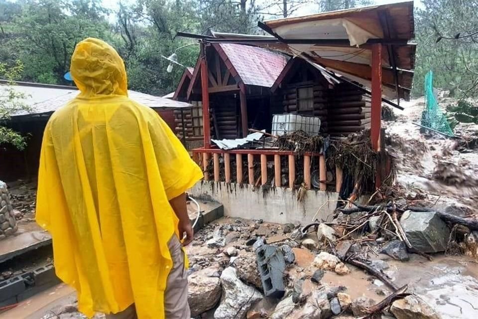 Habitantes de la Sierra alta de Santiago denunciaron ayer que se encuentran incomunicados, sin servicio de agua potable y sin luz.