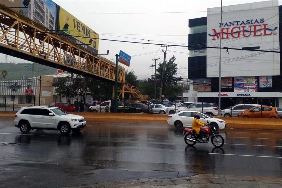 Habitantes al sur de Monterrey bloquearon la Avenida Garza Sada.