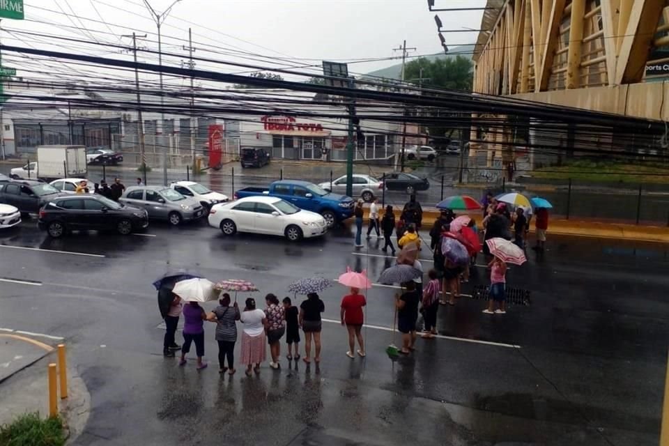 Vecinos protestan en la Avenida Garza Sada.