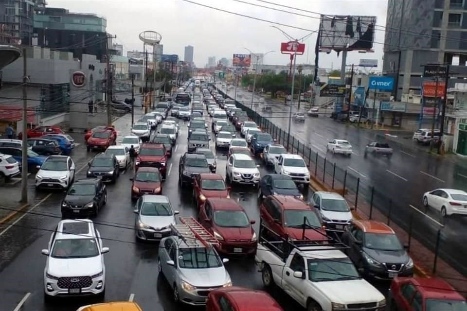 Vecinos protestan en la Avenida Garza Sada.