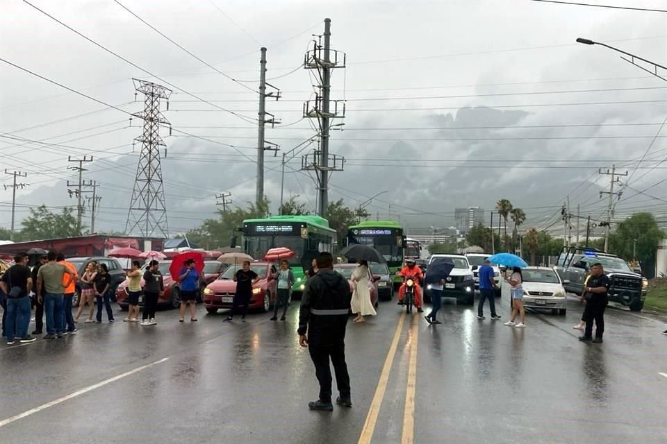 También en Santa Catarina vecinos protestaron.