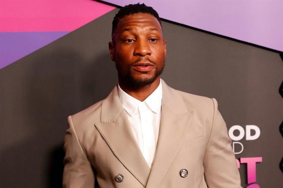 Jonathan Majors lloró y reconoció lo que llamó 'sus defectos', al ser honrado con el Premio a la Perseverancia en los Premios Impact.