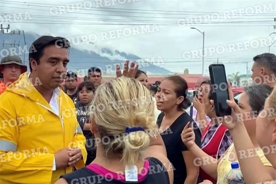 Vecinos increparon al Alcalde emecista Jesús Nava.