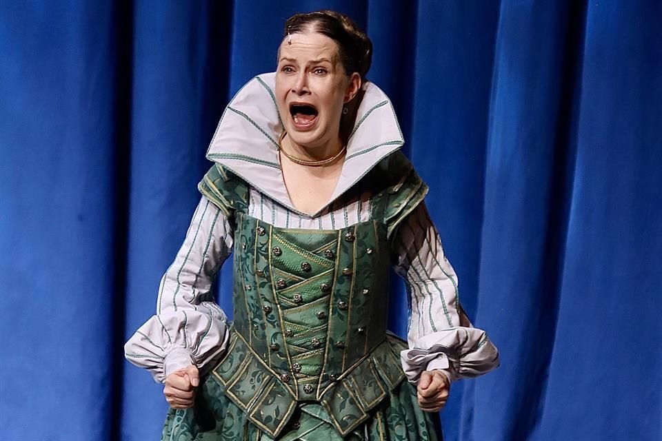 En la función especial de 'La Ternura', en el Teatro Libanés, la actriz Mónica Dionne recibió un reconocimiento por su trayectoria.