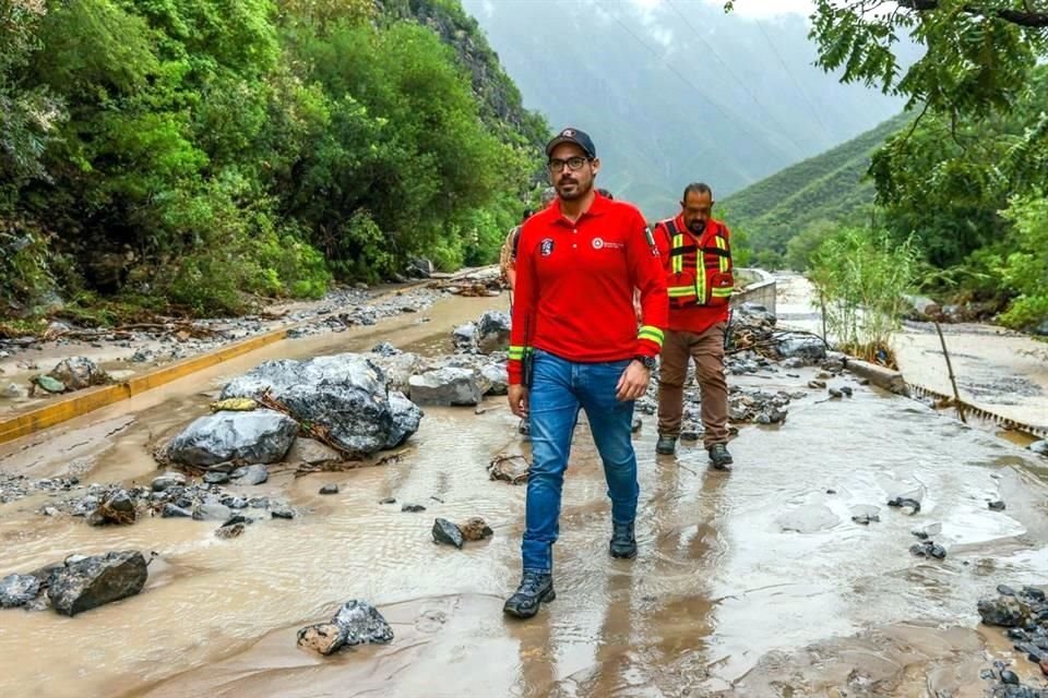 a Carretera a Laguna de Sánchez, que es una vía que corresponde al Sistema Estatal de Caminos, ha quedado trozada por arroyos y caídas de agua de la Sierra, dijo el Alcalde.