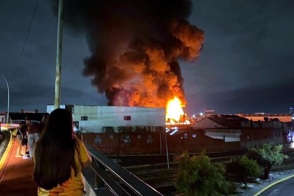 Los primeros reportes indican que se trataría de basura acumulada dentro de la empresa.