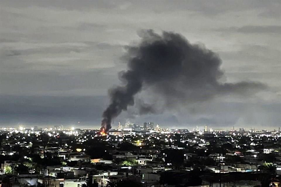 La columna de humo es visible desde distintos puntos de la zona metropolitana.
