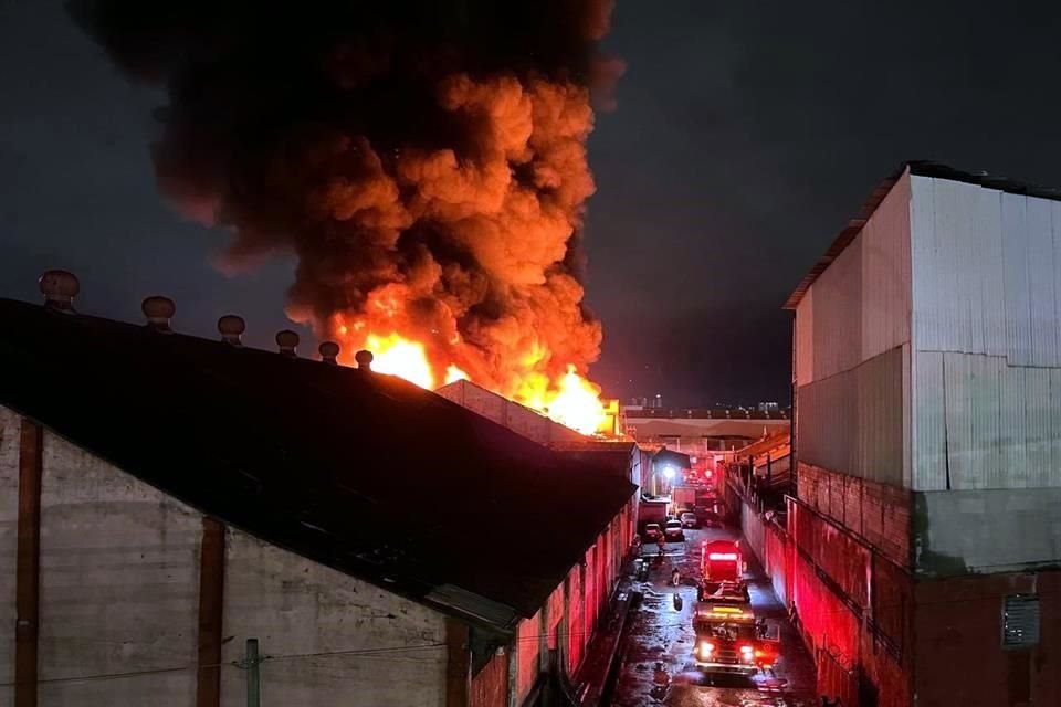 Se dijo que en la bodega se almacenaban tarimas de madera, plásticos, muebles y aparatos principalmente.