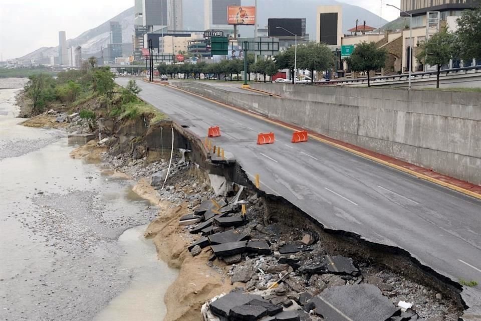 Los carriles exprés de las Avenidas Constitución y Morones Prieto resultaron afectadas tras el paso de la tormenta tropical 'Alberto'.