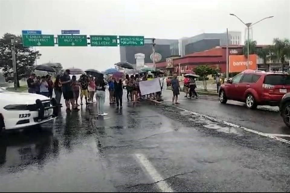  Durante una hora vecinos de la Col. Ampliación Nogales bloquearon la Carretera Nacional, a la altura de la Rioja, por la falta de luz.
