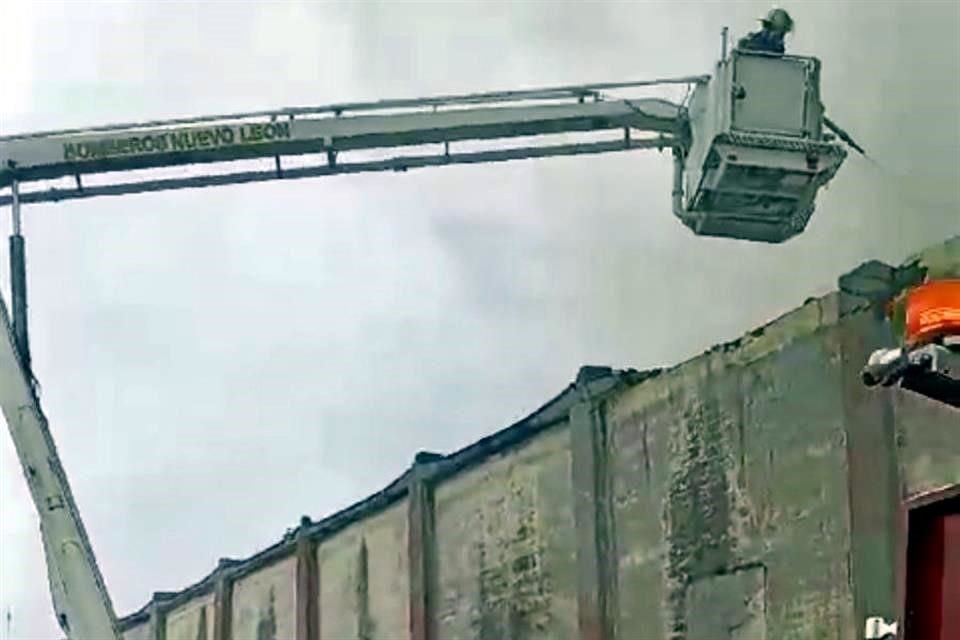 La expansión del incendio al sótano complicó las labores de control.