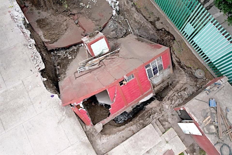 En 2023, la fuga fue deslavando el suelo hasta que el gimnasio lo venció y terminó 'devorándolo'.