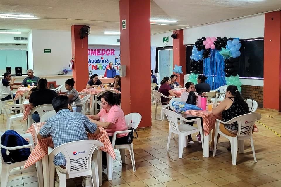 El comedor gratuito está aledaño al hospital, en la calle Victoria, de la Colonia Mitras Norte.