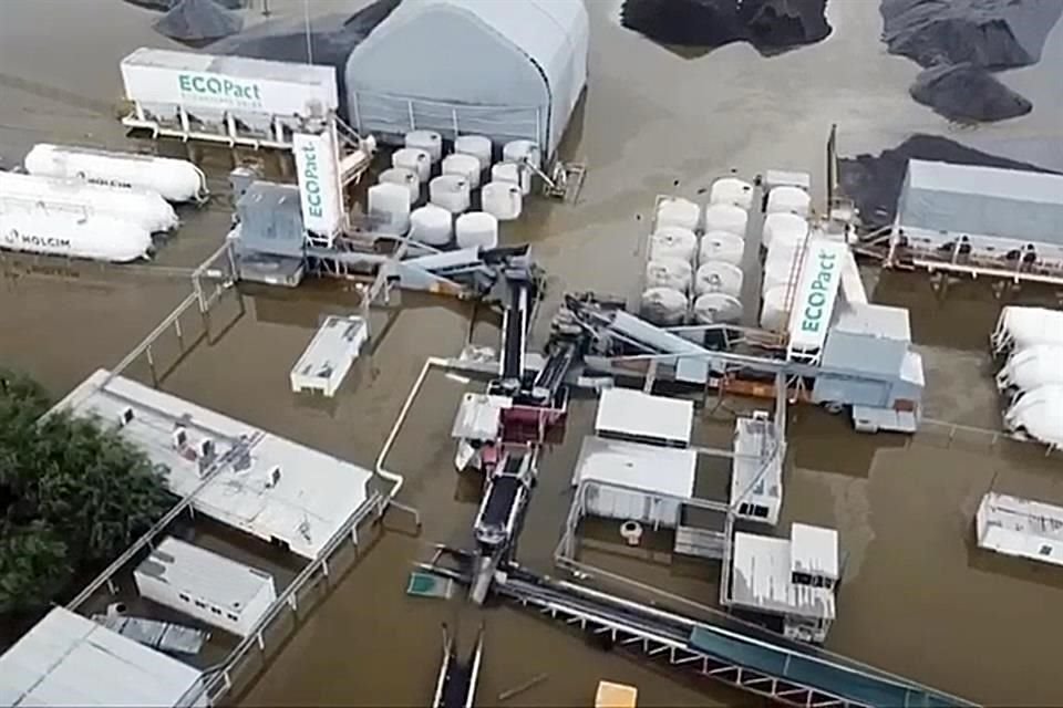 Los escurrimientos de la cortina inundaron instalaciones usadas para la construcción de la presa.