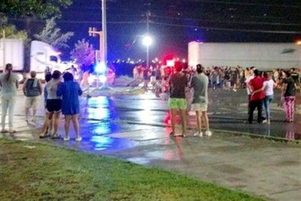 Vecinos de la Col. Palmanova, en Cadereyta, bloquearon durante la noche del sábado y la madrugada de ayer la Carretera a Reynosa por la falta de energía eléctrica.