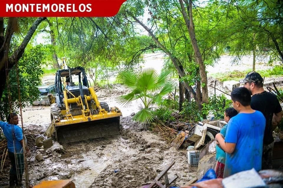 La maquinaria pesada trabajaba ayer para despejar caminos y accesos a viviendas en ejidos de Montemorelos.