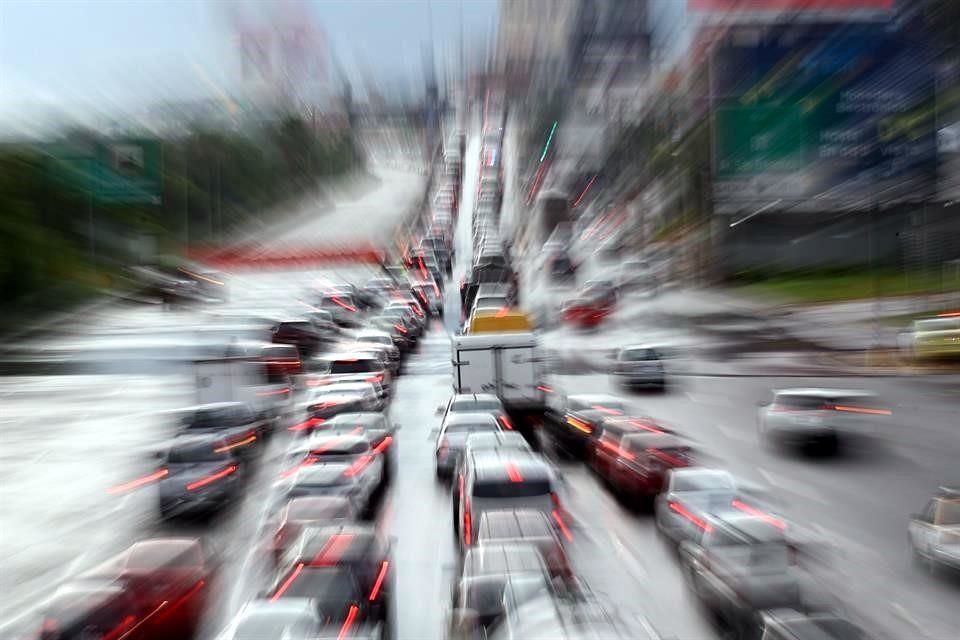 El tráfico en las vialidades principales de la Ciudad desquició a los automovilistas.