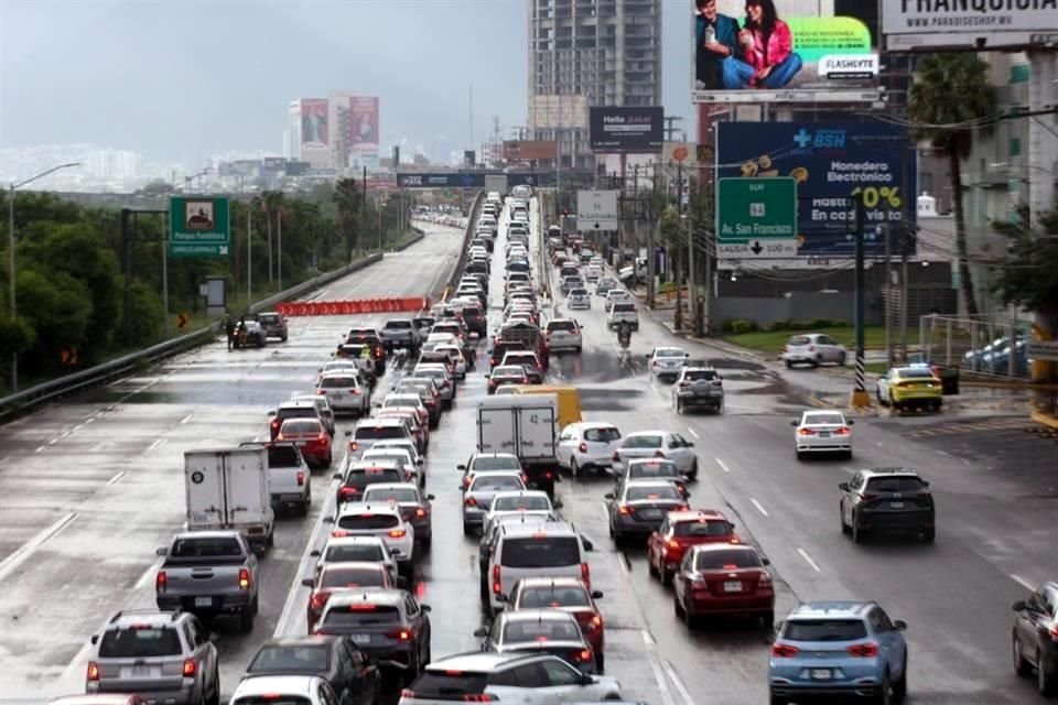 El acceso a los carriles exprés de Morones Prieto fue cerrado por daños desde la tormenta 'Alberto'.