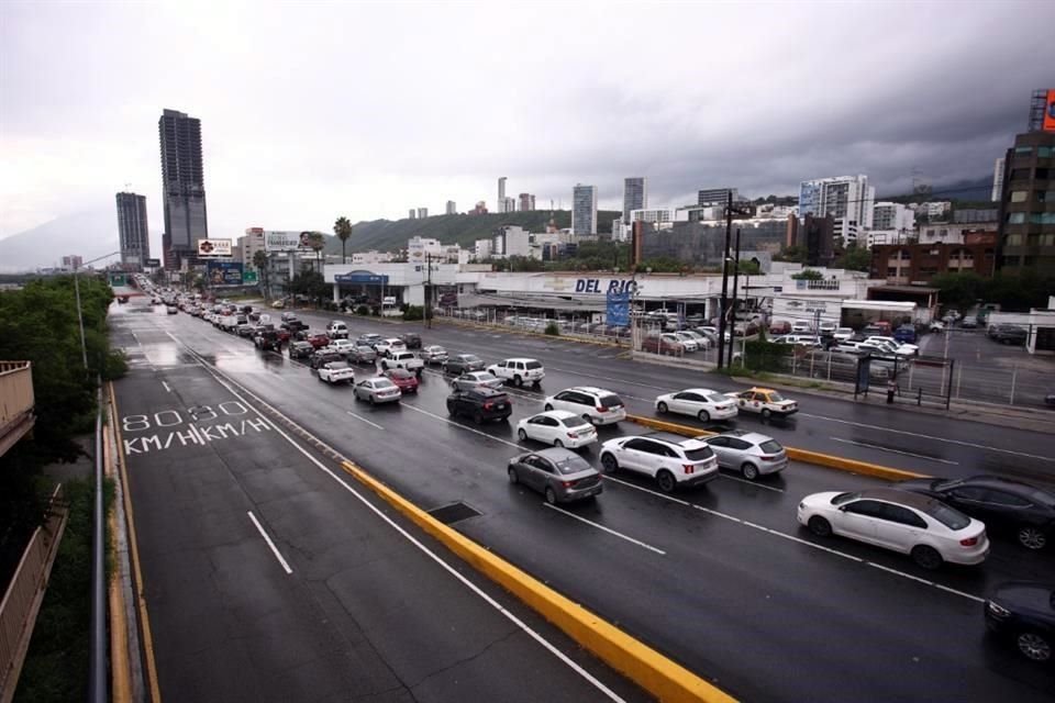 Las autoridades cerraron tramos de los carriles exprés en el Par Vial.