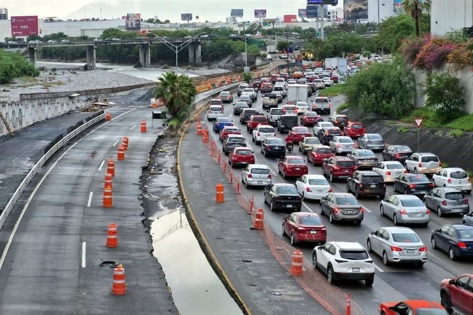 En Guadalupe, a la altura de Bonifacio Salinas, los conductores van a vuelta de rueda en Constitución.