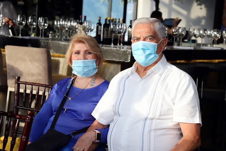 Aída Emma Guzmán Lowenberg y Antonio Flores