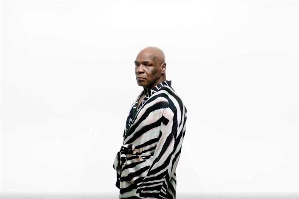 La nueva colección de Roberto Cavalli para primavera de 2022 es modelada por el boxeador retirado Mike Tyson.