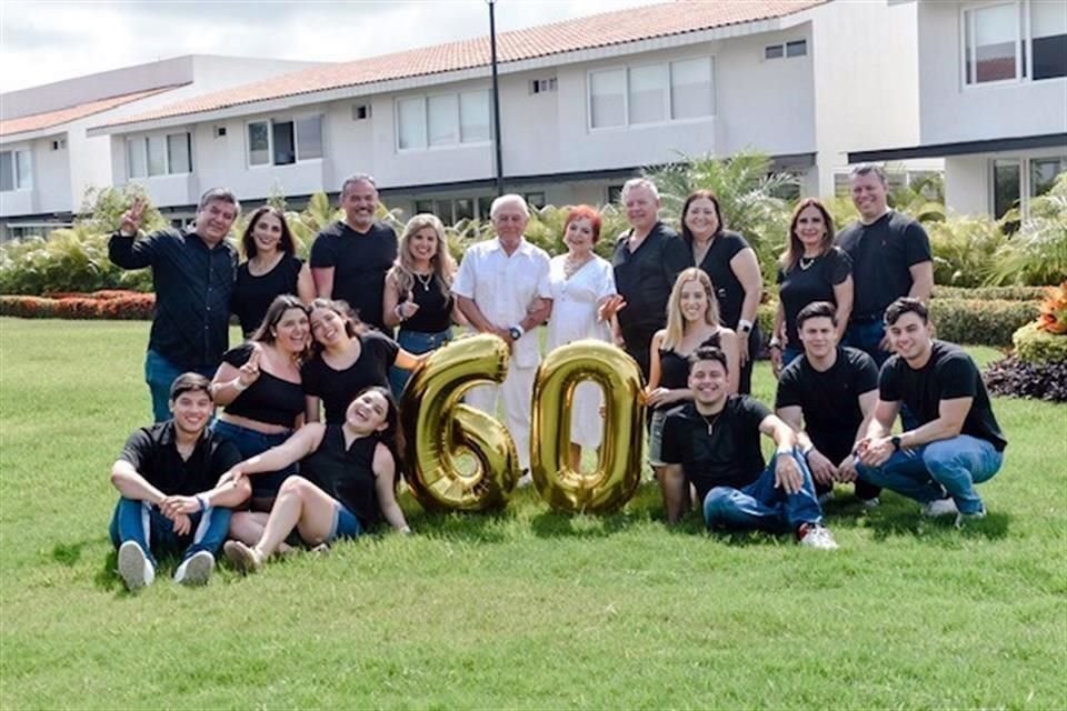 Carlos y Argelia Montemayor con su familia