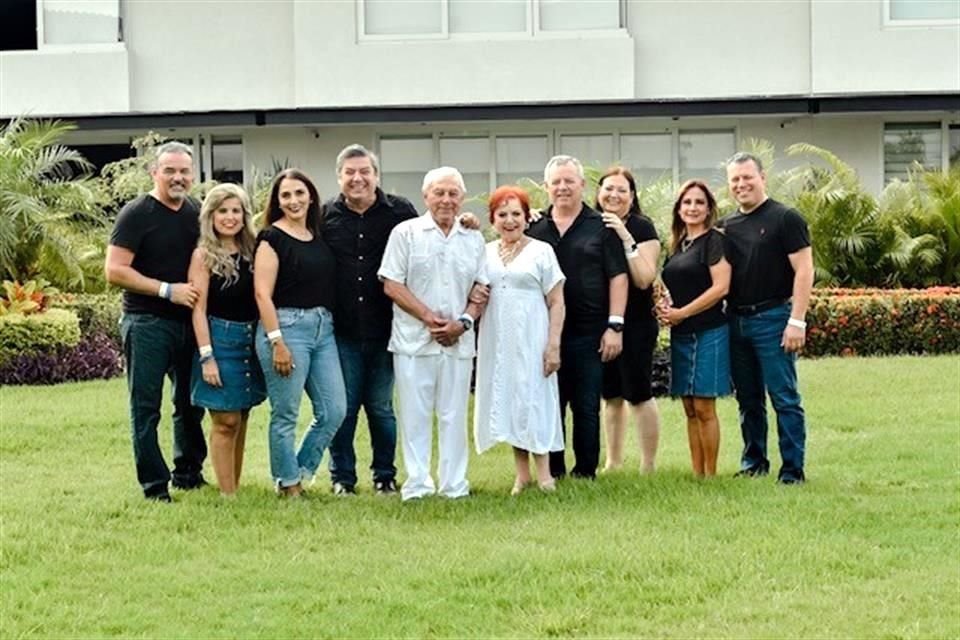 Carlos y Argelia Montemayor con sus hijos