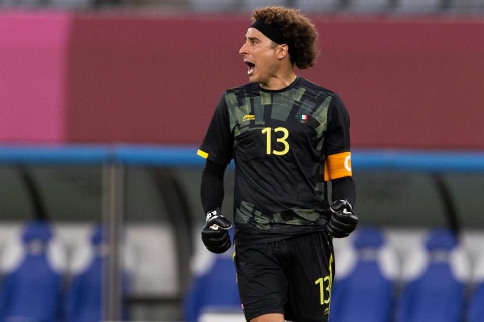 El portero lució la banda de capitán ante Francia.