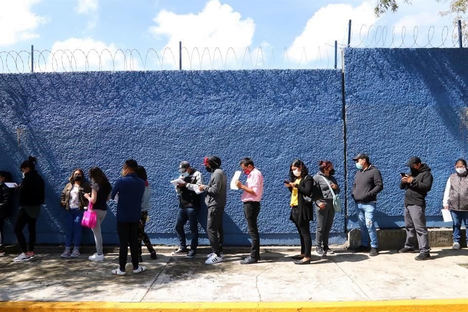 Durante el primer día de vacunación contra Covid-19 en el municipio de Metepec se registró una gran afluencia de personas. La vacuna utilizada fue la Sputnik V.