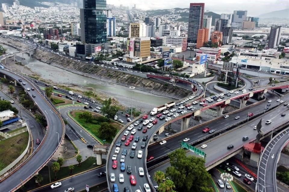 La gaza de Gonzalitos hacia Morones Prieto, por donde también acceden desde Antonio L. Rodríguez, registró alta carga vehicular.