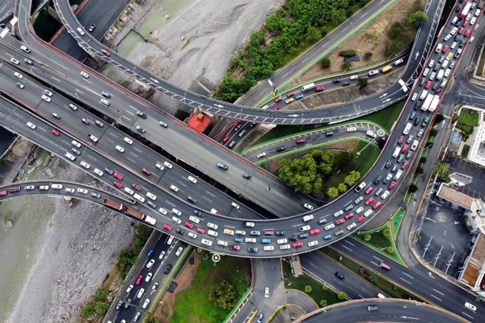Los automovilistas no tuvieron más remedio que ser pacientes ante el intenso tráfico.
