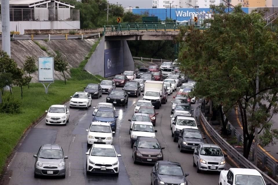 Los automovilistas quedaron 'atrapados' por los cierres viales en Constitución y Morones.