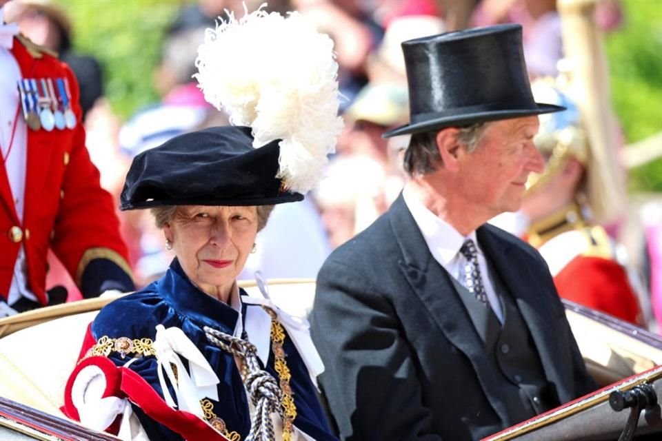 Timothy Laurence, esposo de la princesa, la acompaña durante su proceso de recuperación.