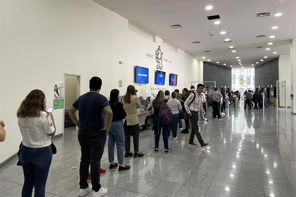 Decenas de personas hicieron fila para poder usar los pocos elevadores disponibles.