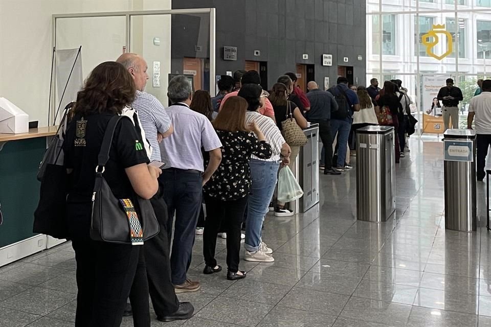 De los ocho elevadores con los que cuenta, solamente estaban funcionando tres.
