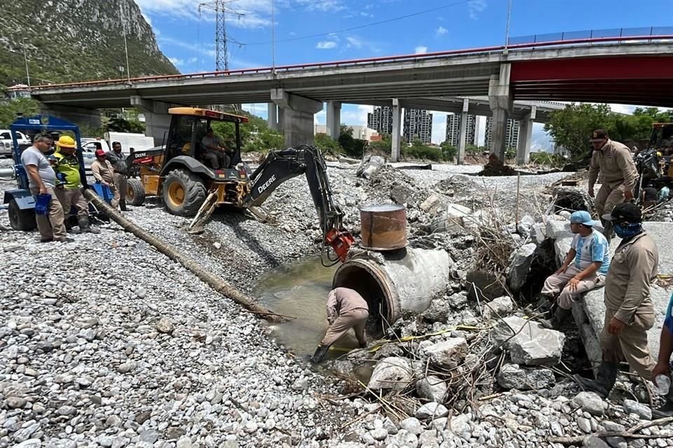 Autoridades comenzaron las reparaciones de la tubería que fue arrastrada en La Huasteca.