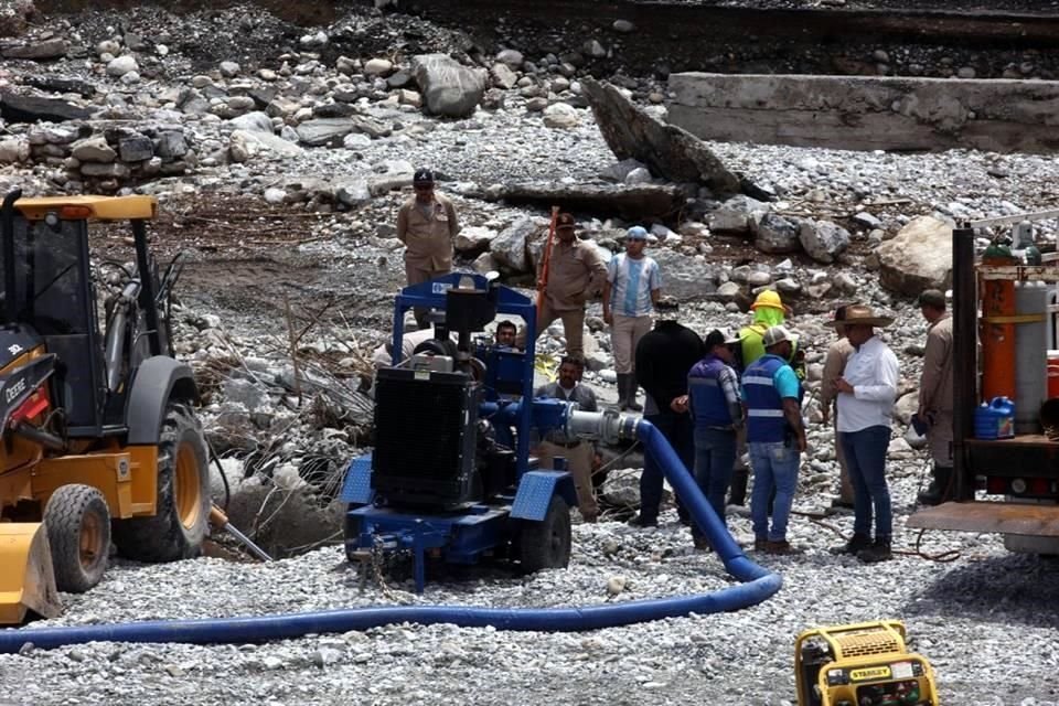 Con maquinaria, AyD realizó las reparaciones de la tubería necesarias.