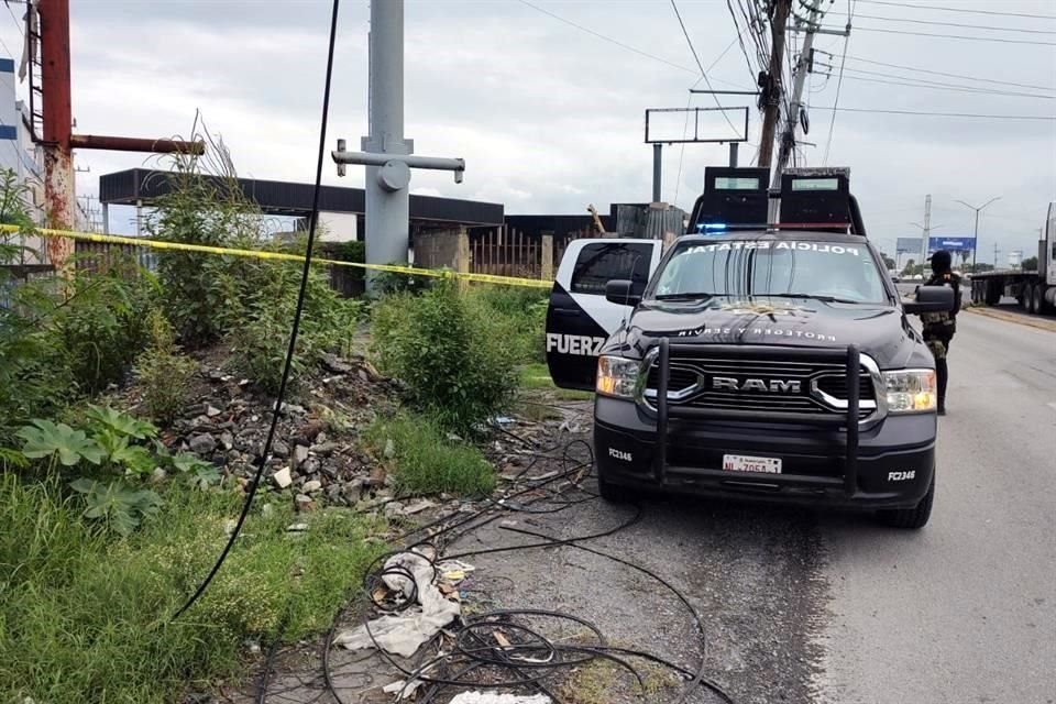 Autoridades investigan la muerte de un hombre al interior de una bodega, en Escobedo.