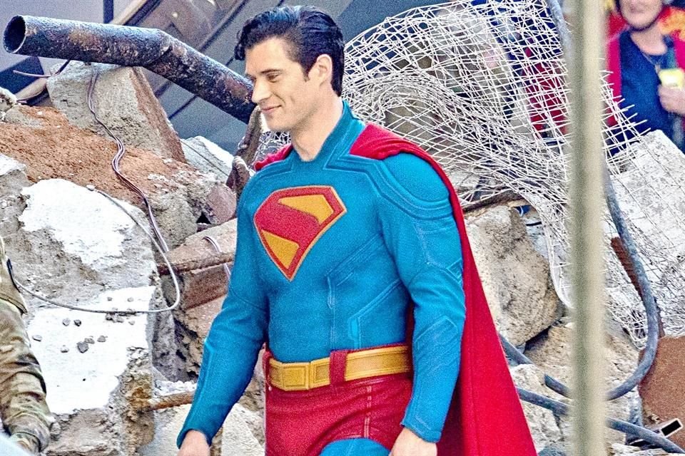 El actor David Corenswet lució el traje de Superman, de la nueva etapa de DC Films, de James Gunn, en las calles de Cleveland, Ohio.