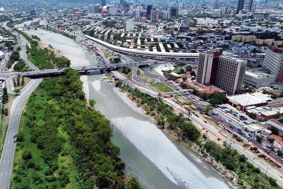 Tres empresas inscritas en licitación para arrendar dos drones que vigilarían el Río Santa Catarina incumplen con especificaciones técnicas.