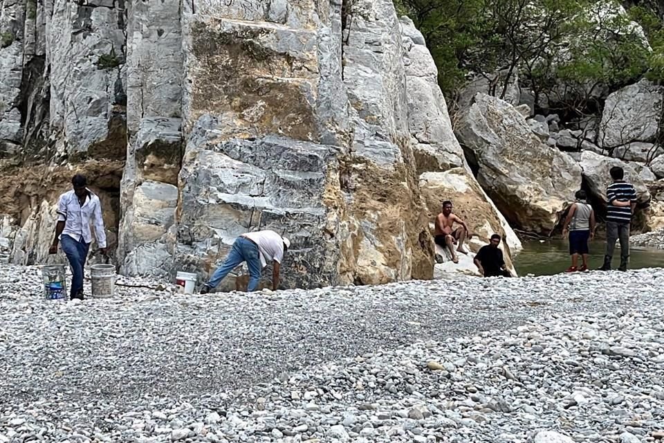 Vecinas lavan ropa y trapeadores para limpiar sus casas, en Santa Catarina.