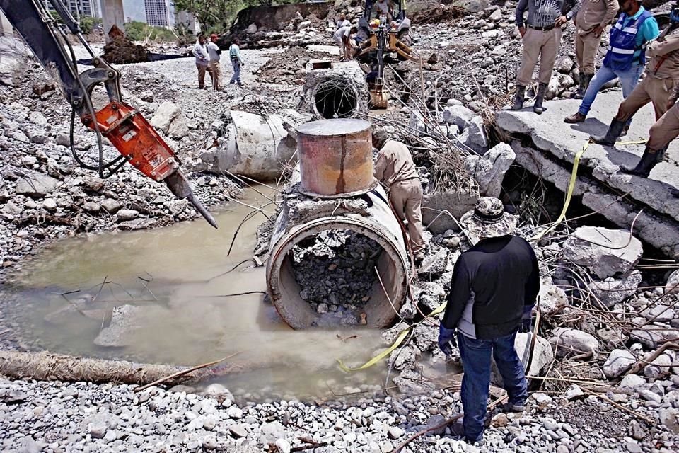 Cuadrillas de AyD trabajaban ayer para reparar los daños en la tubería a la entrada de La Huasteca.