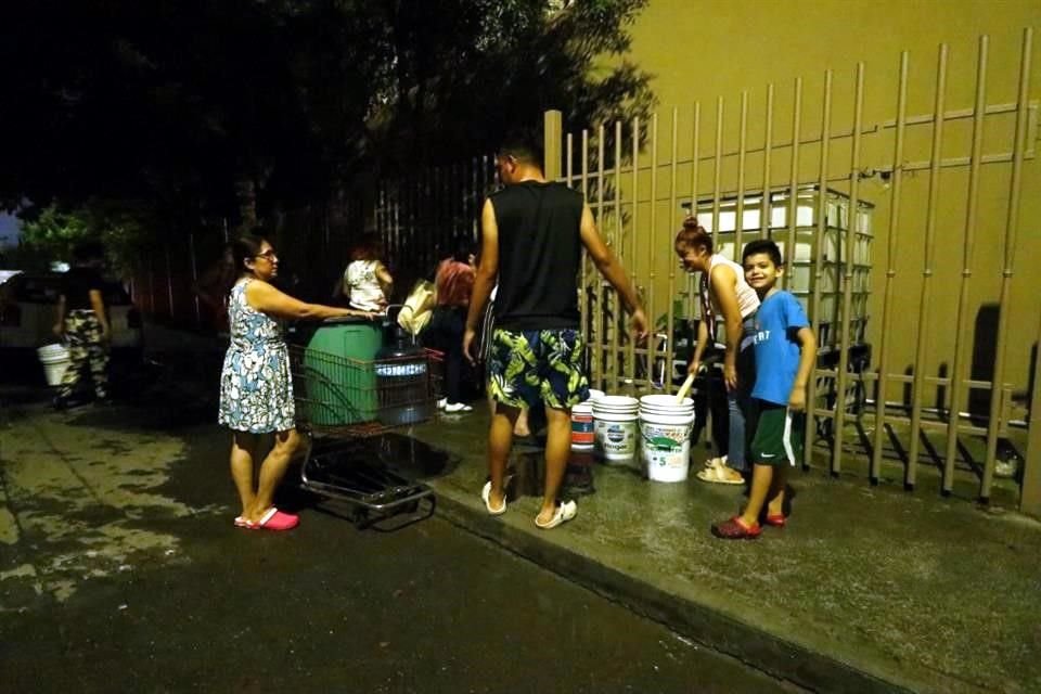 De acuerdo con los vecinos, desde la mañana de ayer se interrumpió el suministro de agua en sus hogares.