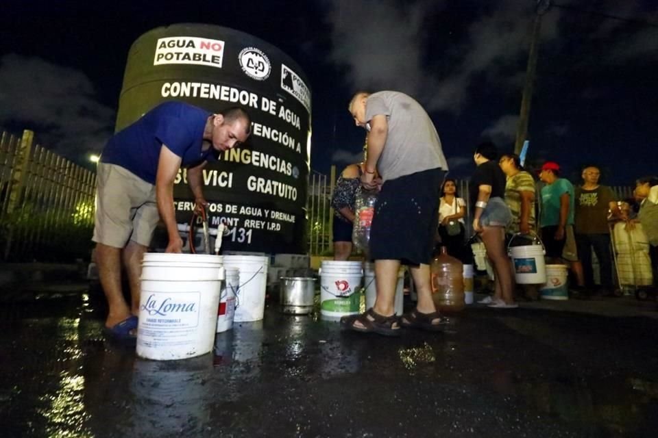 De acuerdo con los vecinos, desde la mañana de ayer se interrumpió el suministro de agua en sus hogares.