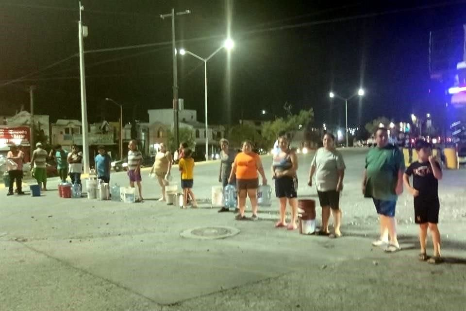 Ante la falta de agua, un grupo de vecinos bloqueó la Av. Cuauhtémoc, en la Colonia Mártires de Cananea, en Santa Catarina.