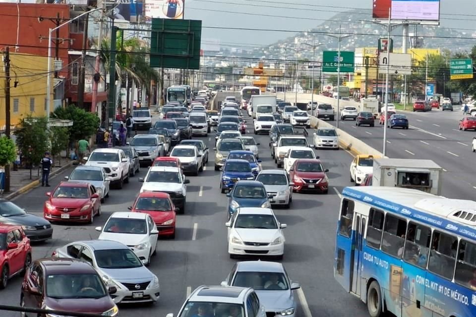 Avenidas como Garza Sada registran nudos viales por los cierres en el Par Vial.