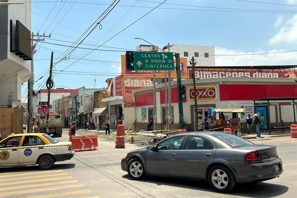 Comerciantes acusan que construcción del paso pompeyano en Tapia, a cargo del Municipio de Monterrey, registra un avance lento.