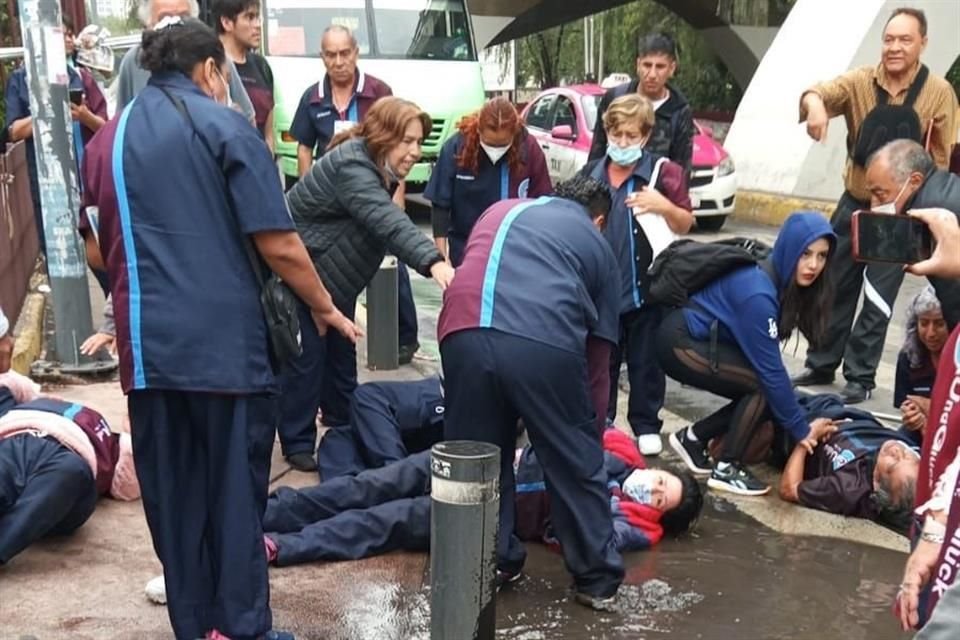 Paramédicos del ERUM y de Protección Civil los trasladaron a un hospital, pues al menos tres de ellos sufrieron lesiones severas.