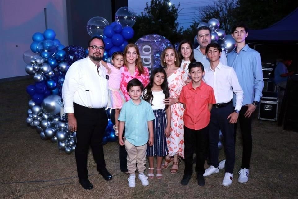 Carlos Martínez, Cristy Flores de Martínez, Carmen Elizondo de Flores, Rocío Flores de Salinas, Fernando Salinas Flores, Carlos Salinas, Emiliano Salinas Flores, Raymundo Salinas, Adrián Martínez, Pau